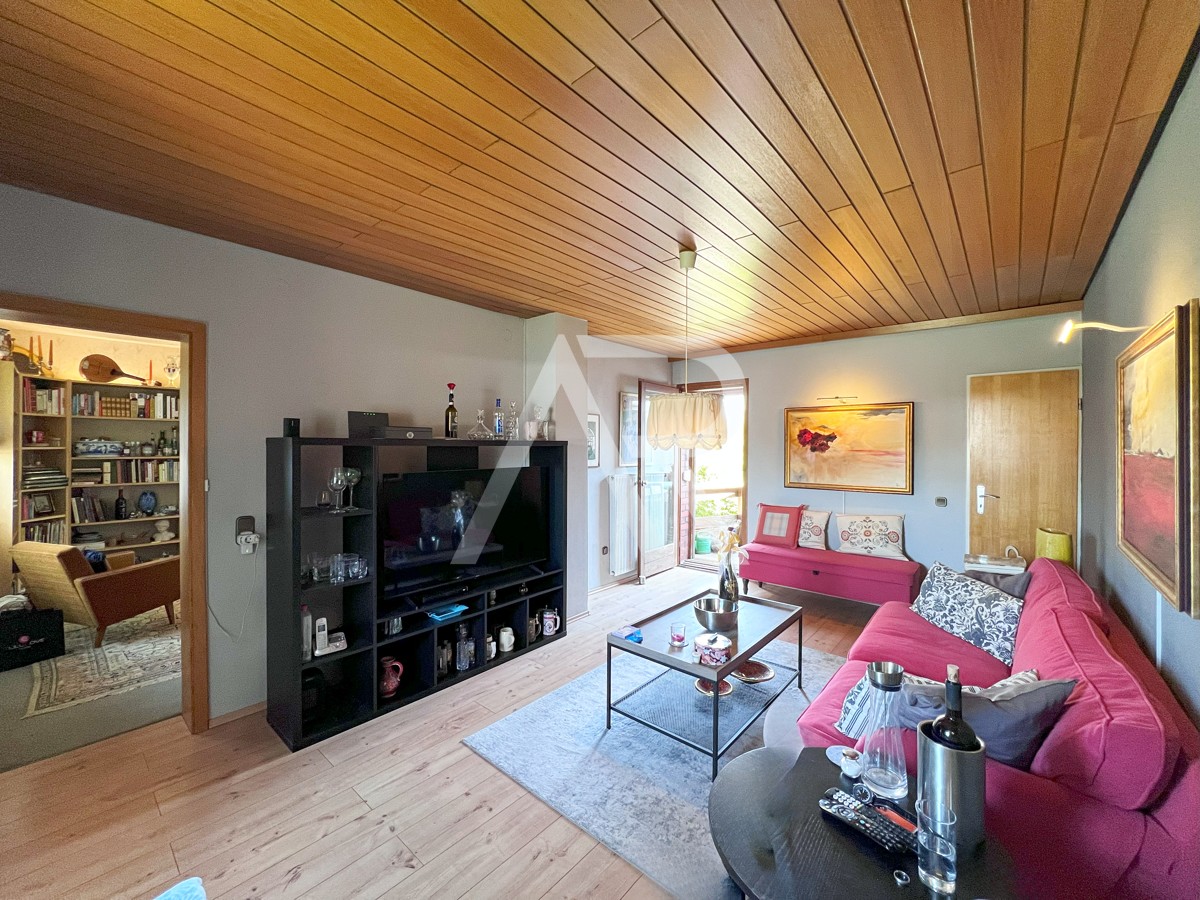 Fernsehzimmer mit Balkonzugang & Bibliothek