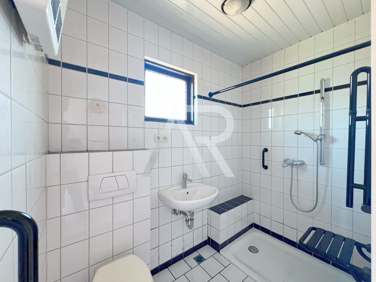Badezimmer mit Dusche