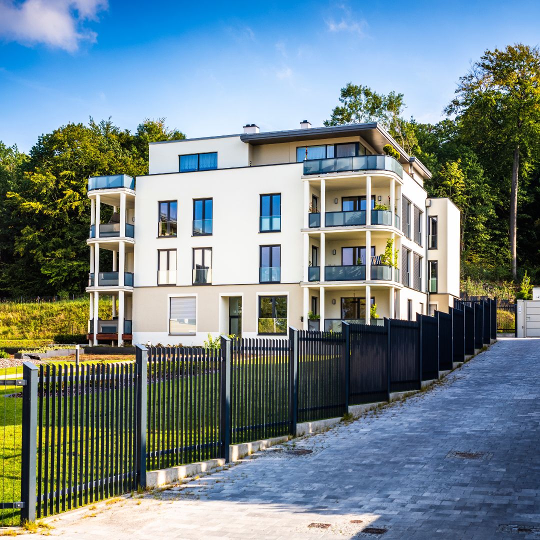 Blick auf moderne Immobilie als Beispiel für Immobilienverkauf durch Makler in Aachen