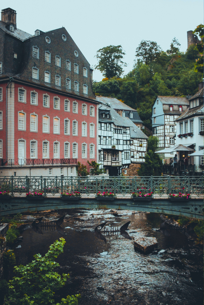 Blick auf Monschau als Symbolbild für Makler Monschau